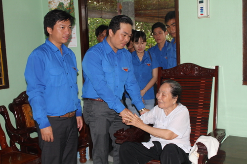 ĐVTN thăm và tặng quà Mẹ Việt Nam Anh hùng